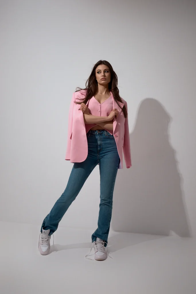дівчина модель у рожевому піджаку