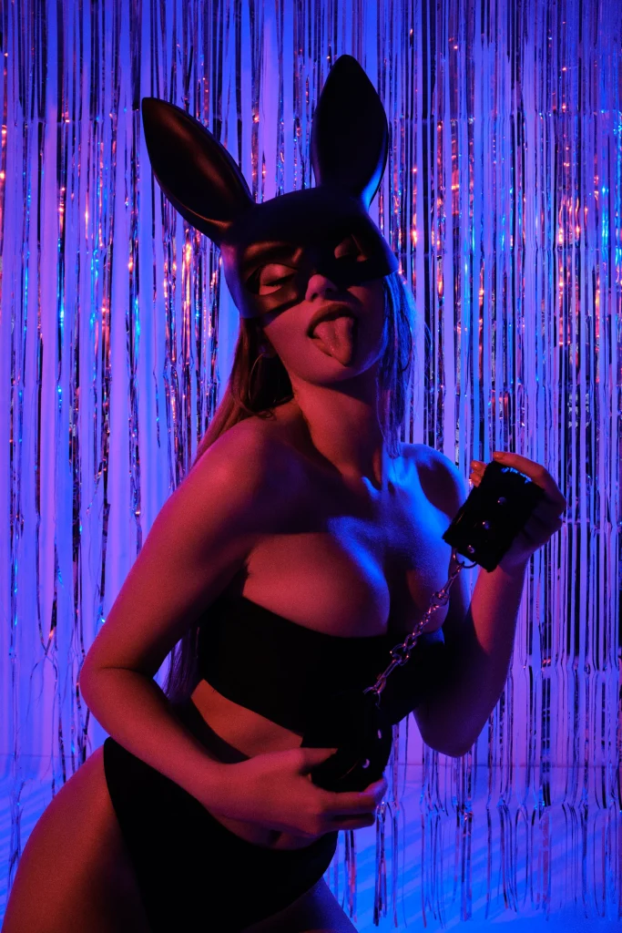 сексуальна дівчина в наручниках і масці зайця