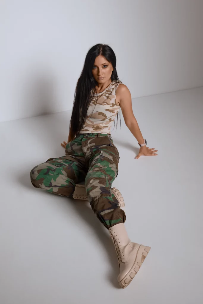 дівчина у військовій формі позує для фотографа івано-франківськ