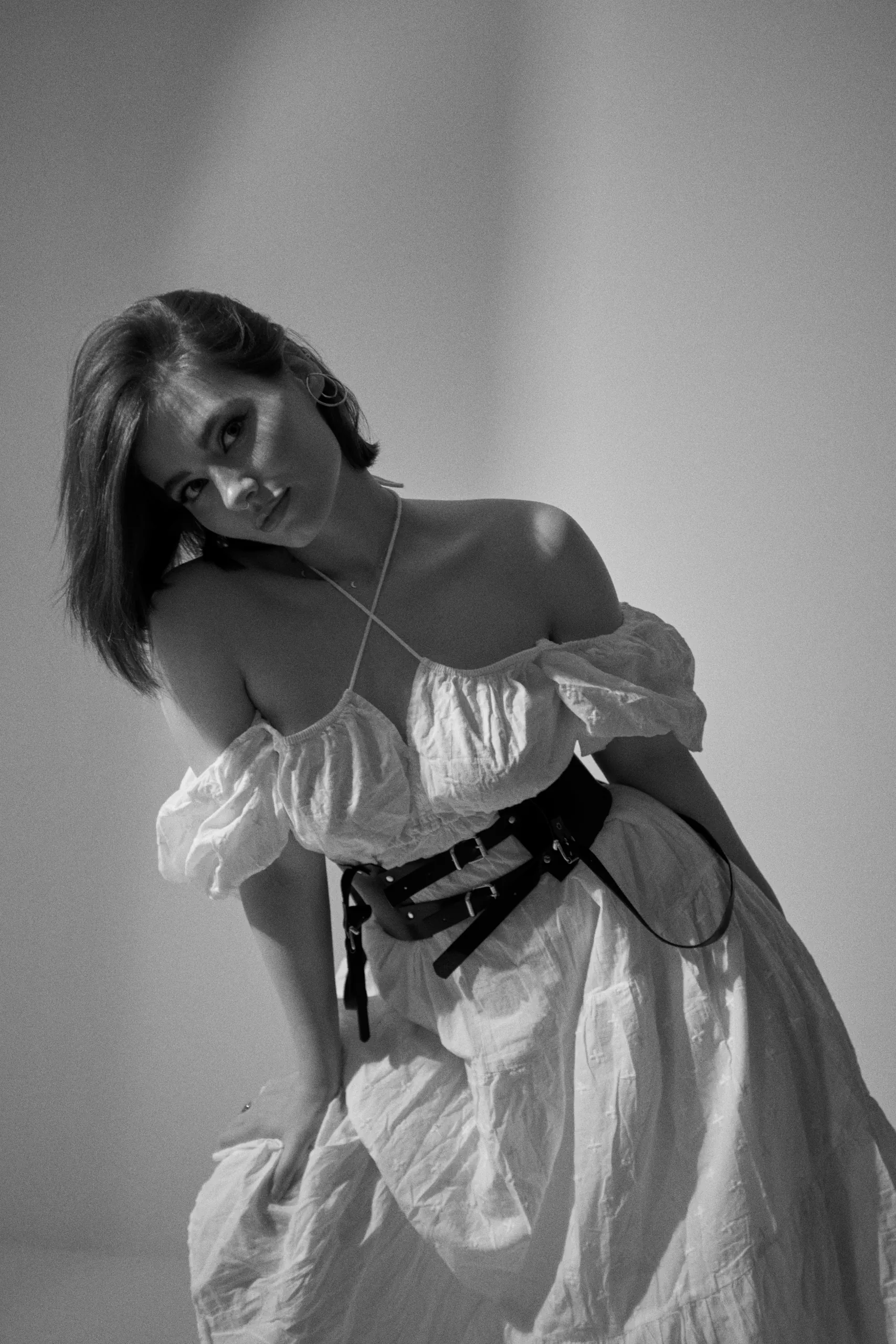 дівчина у білому платті позує для фотографа івано-франківськ